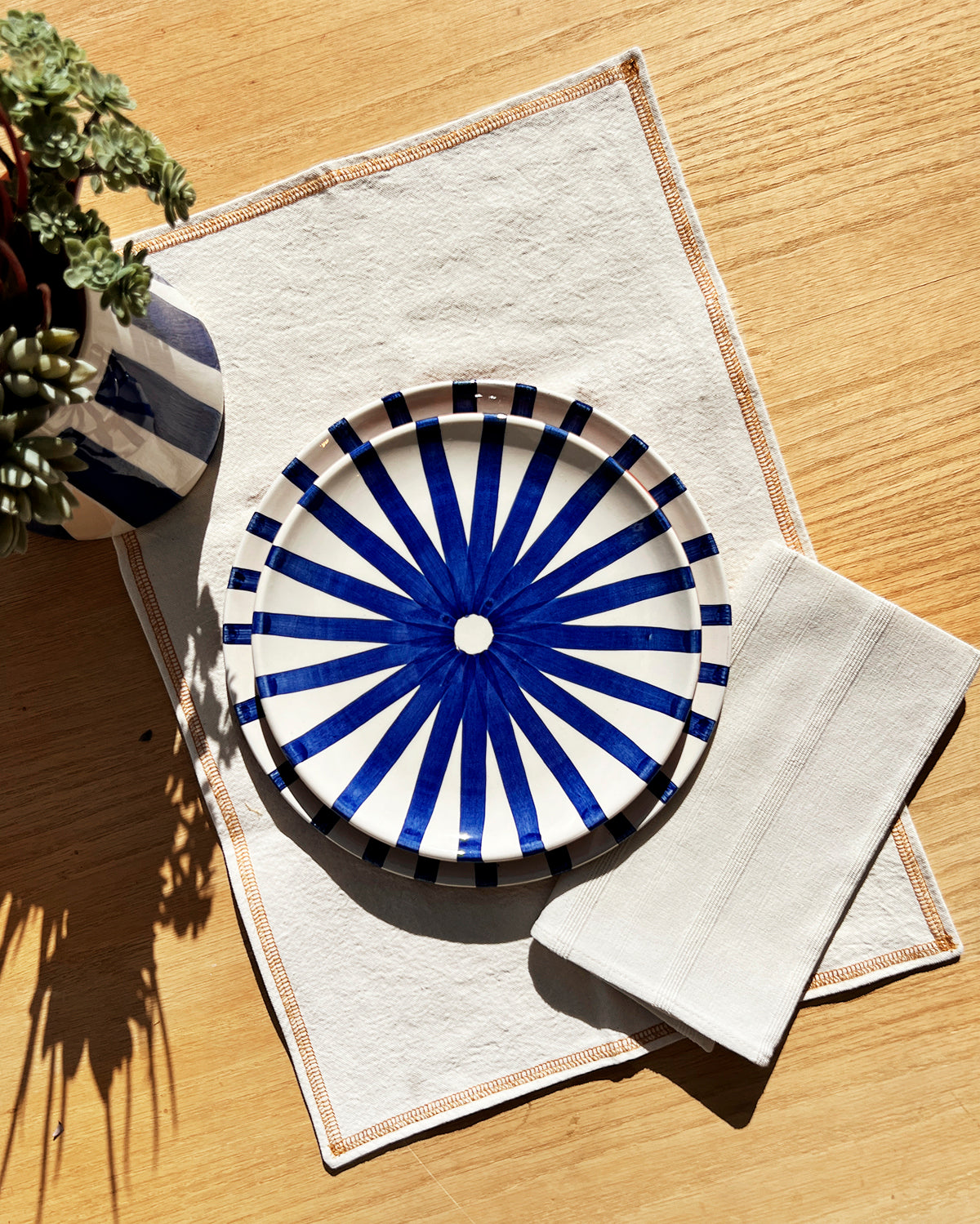 Casa Cubista Ray Pattern Plates in Blue