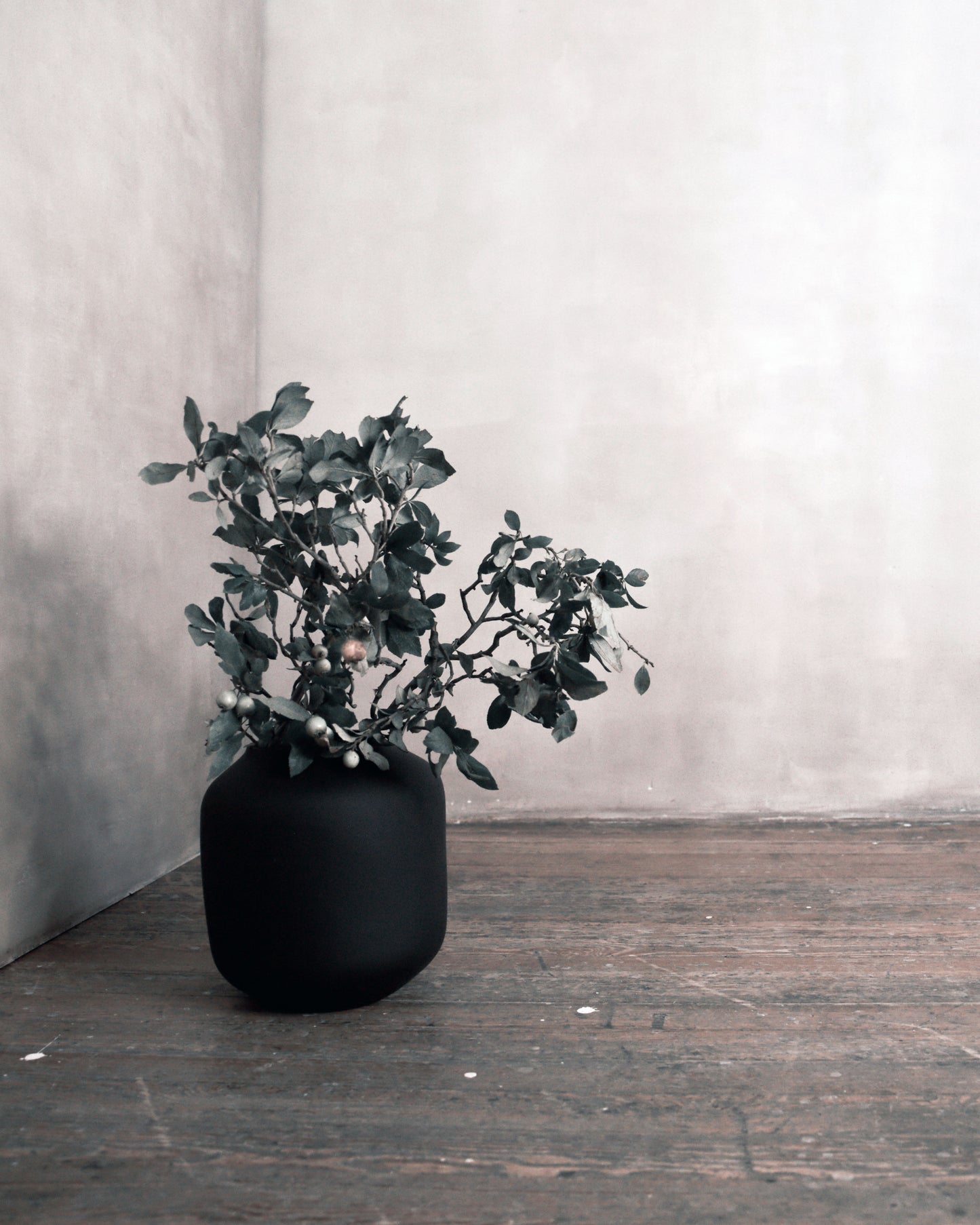 Black Tara Bajo Vase
