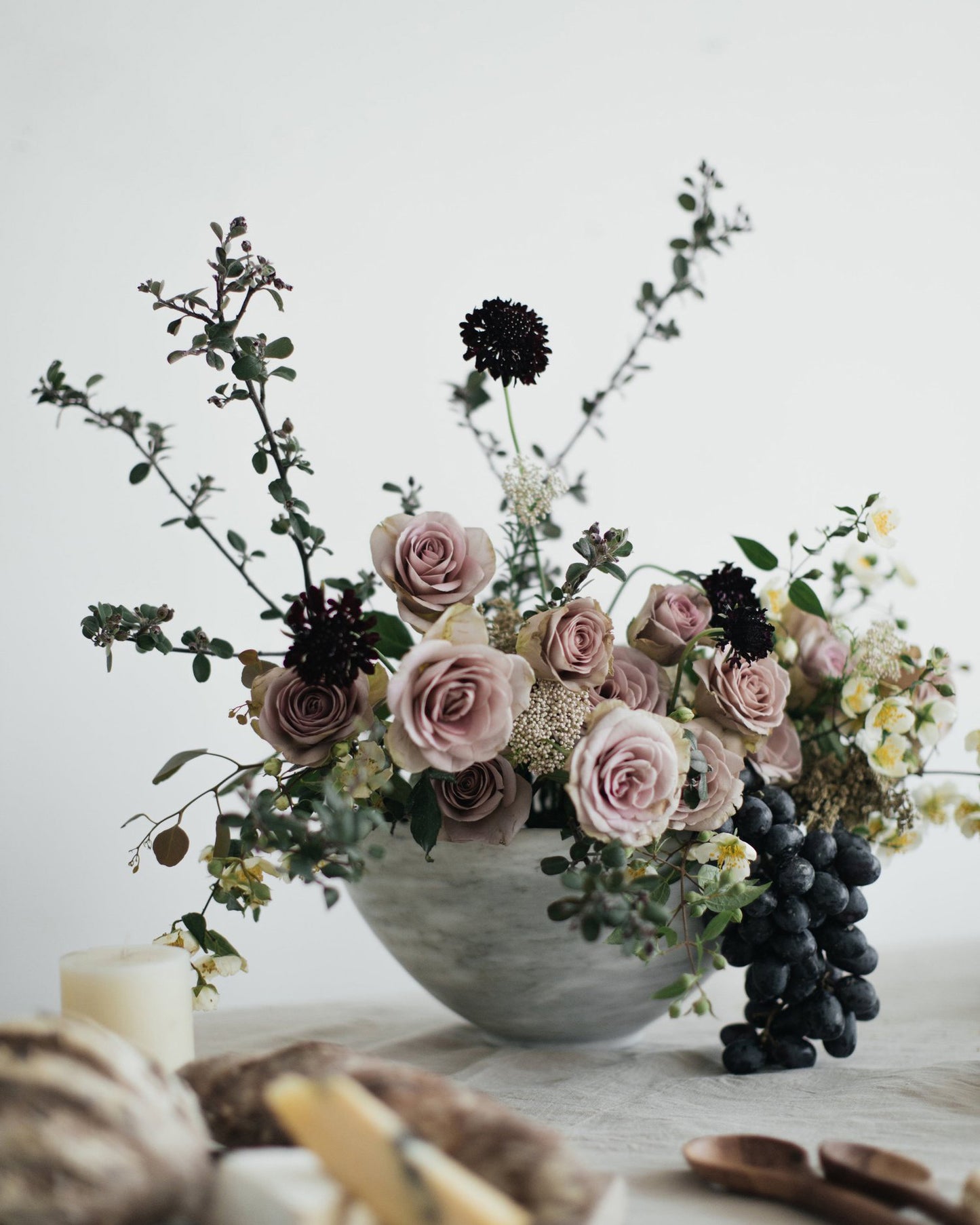 Grande bowl in white marble with flowers