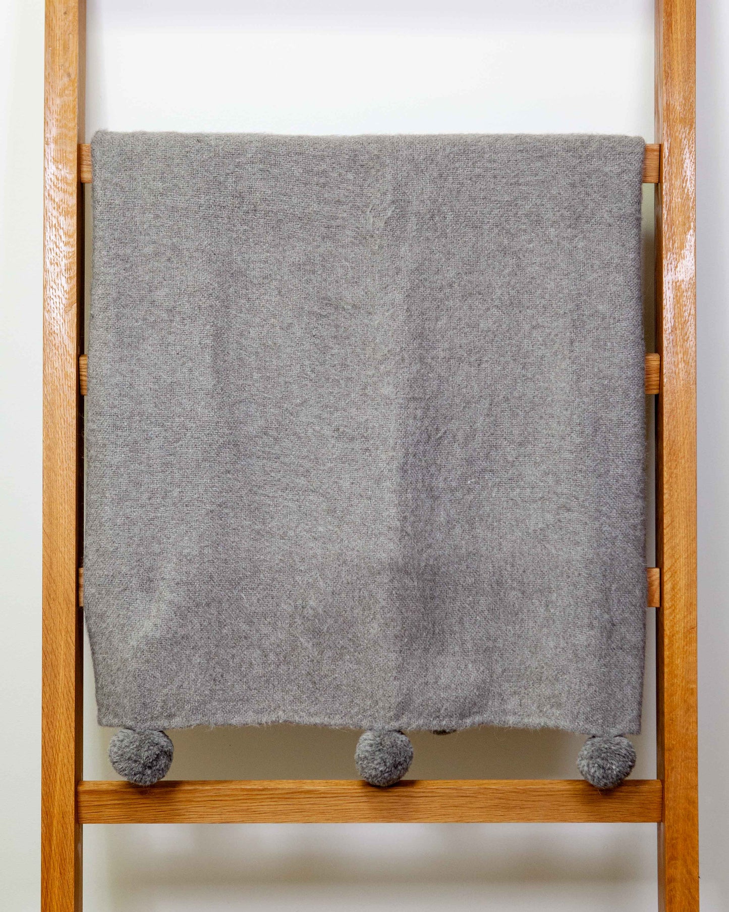Awanay Otoño Llama Throw with PomPoms - Gray