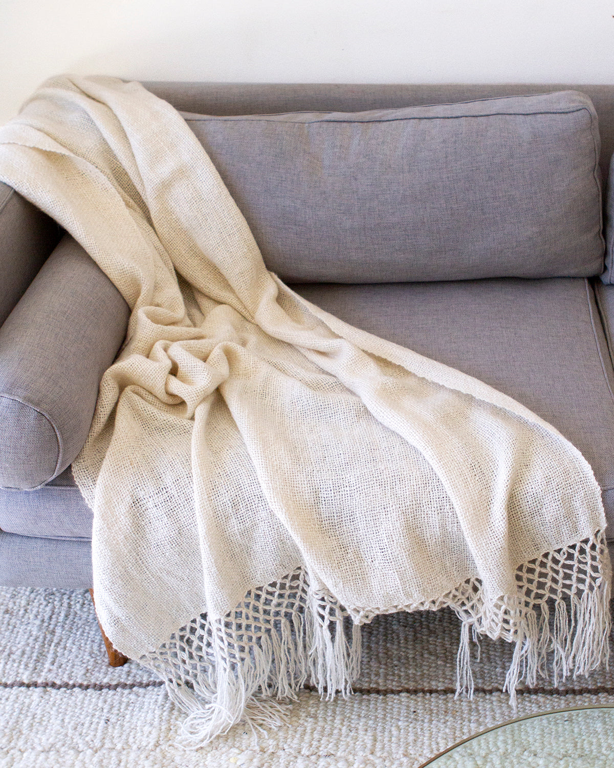 Awanay Otoño White Llama Throw - Light Texture - Short Fringes