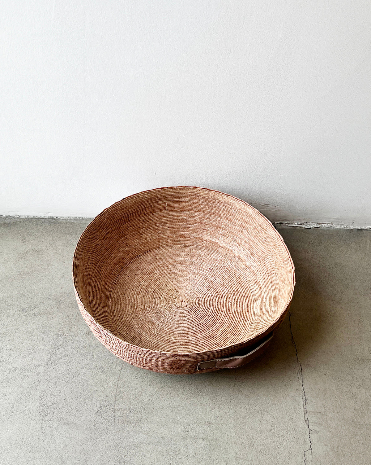 Handwoven Natural Palm Round Nido Basket with Leather Handles