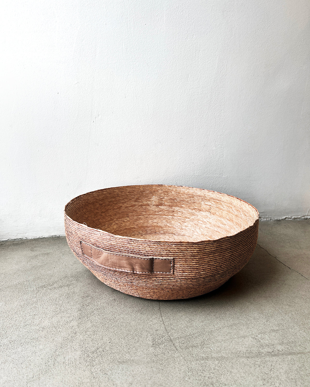 Handwoven Natural Palm Round Nido Basket with Leather Handles