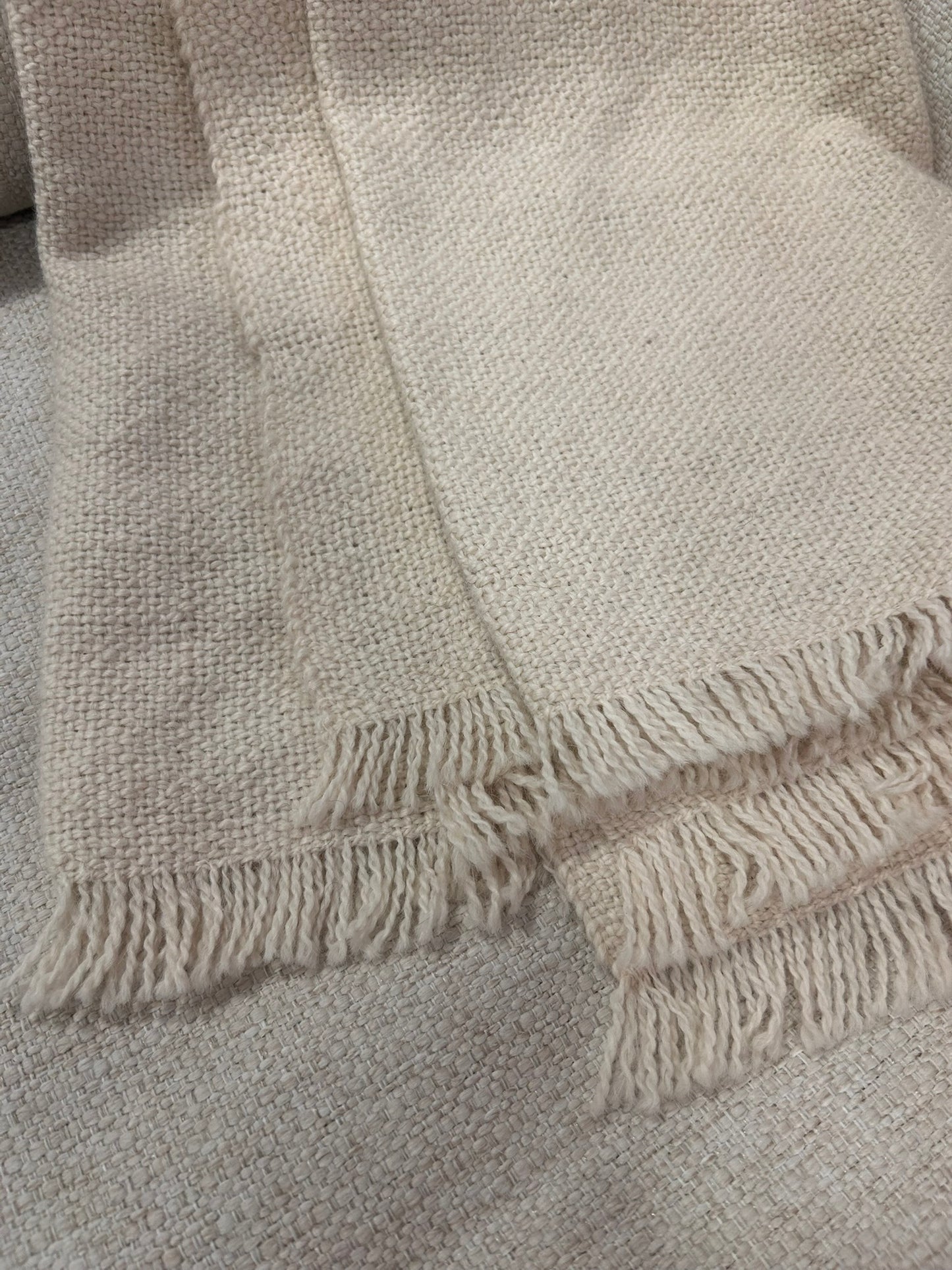 Awanay Otoño White Llama Throw - Light Texture - Short Fringes