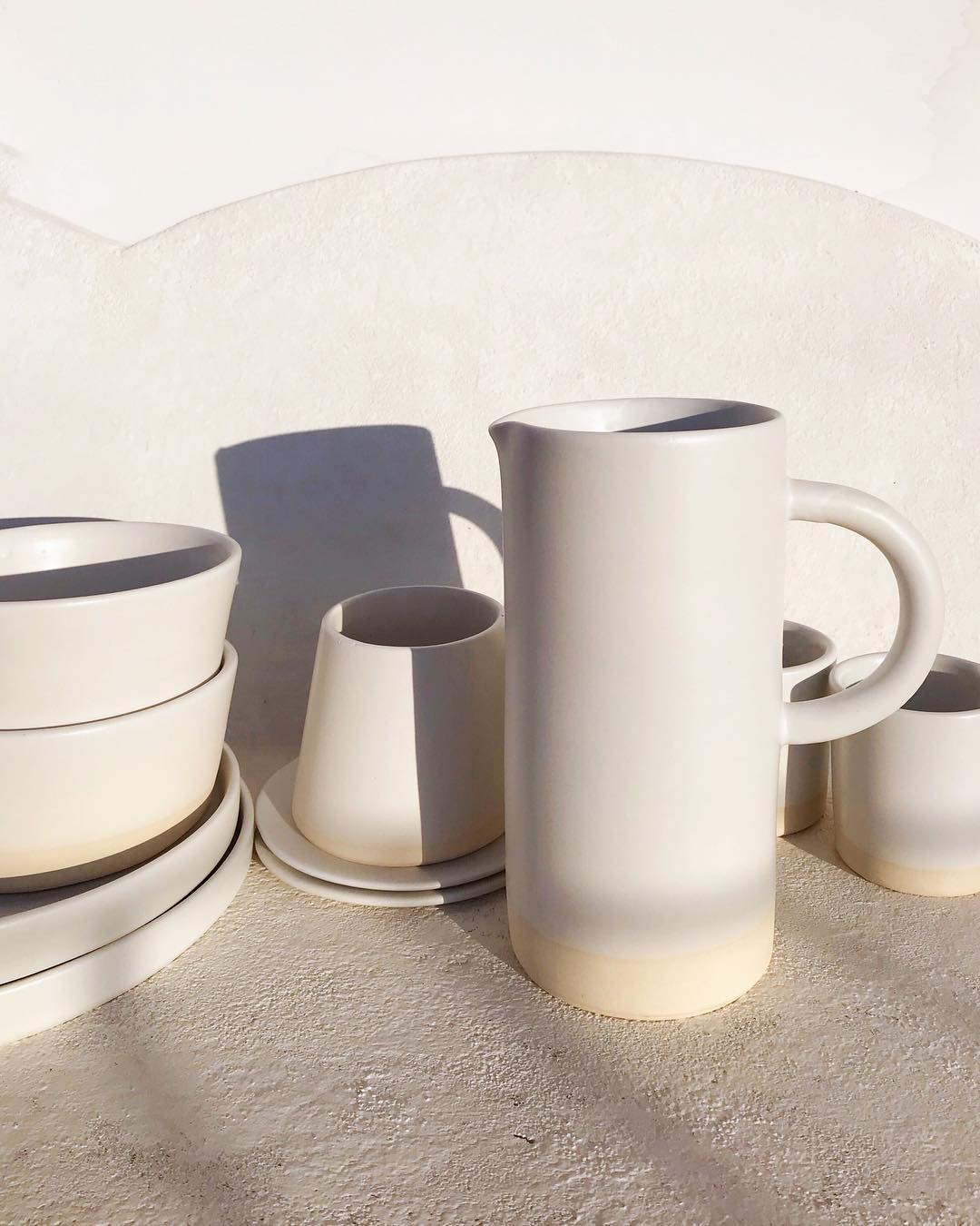 Cups with the white pitcher