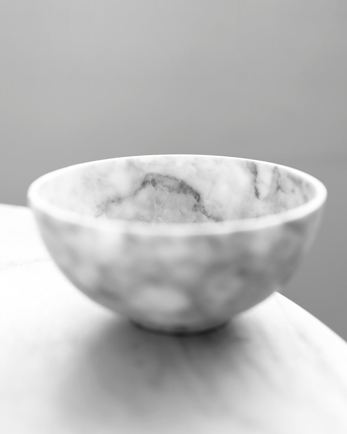 Chica bowl in white marble detail