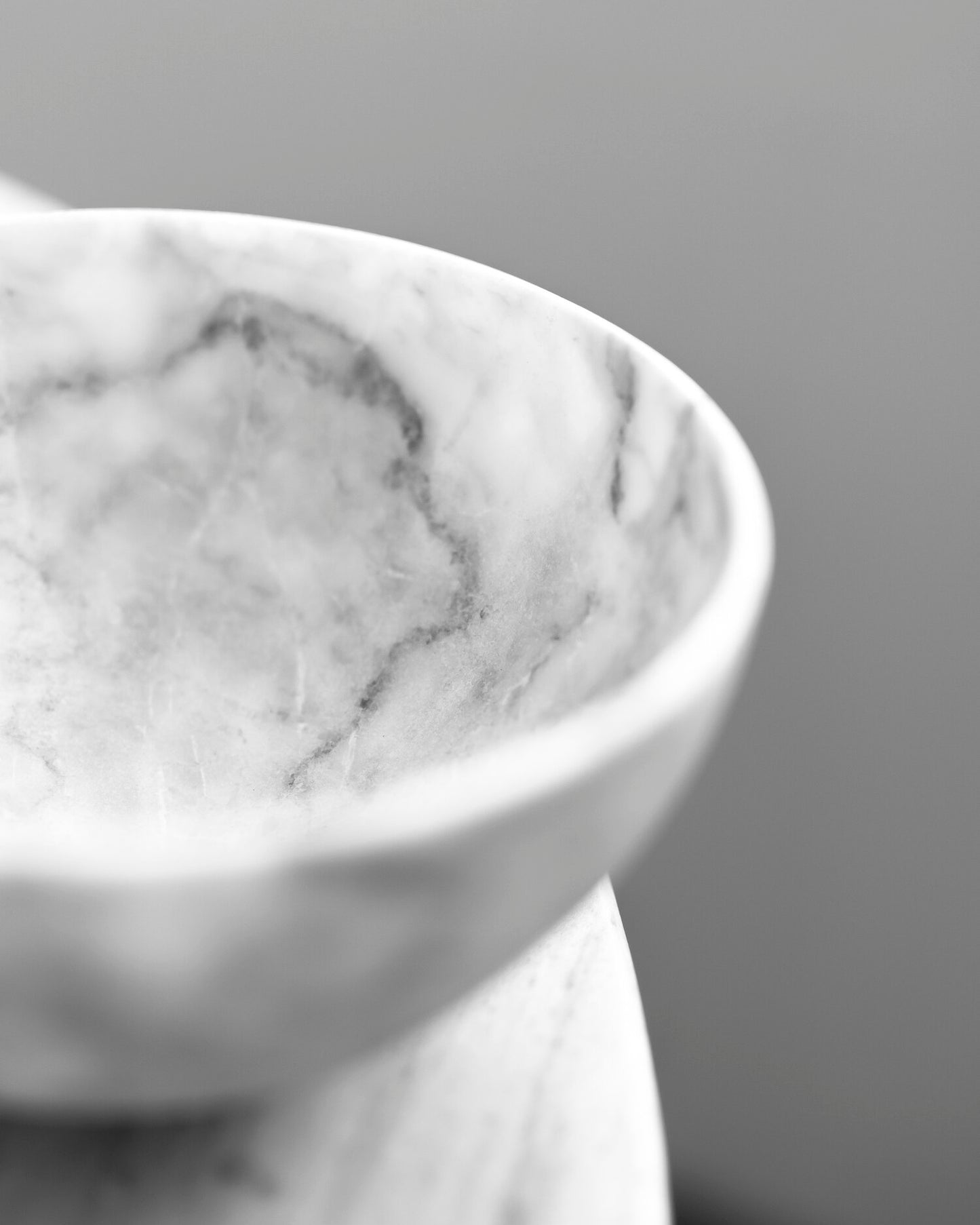 Grande bowl in white marble detail