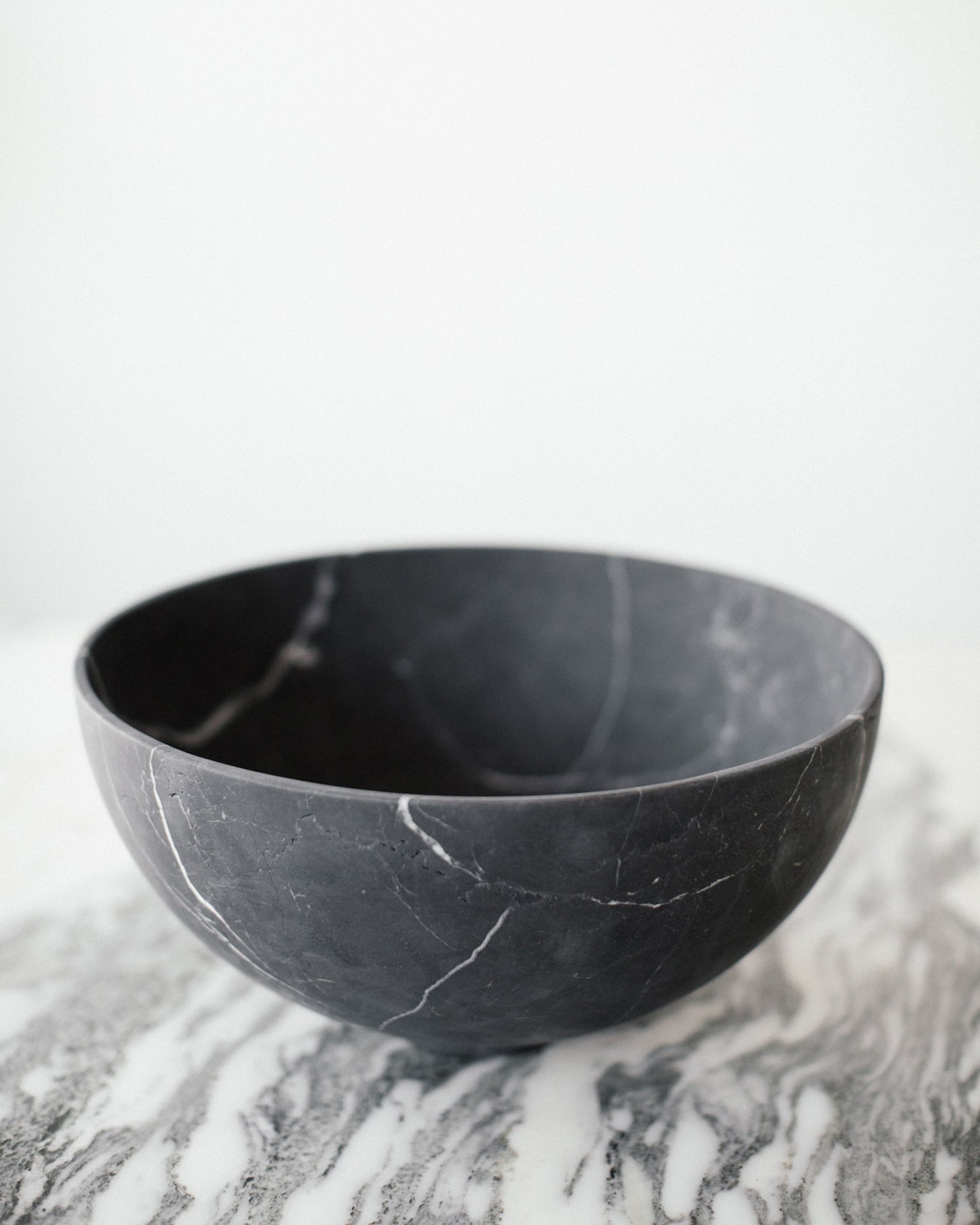 Grande bowl in black marble