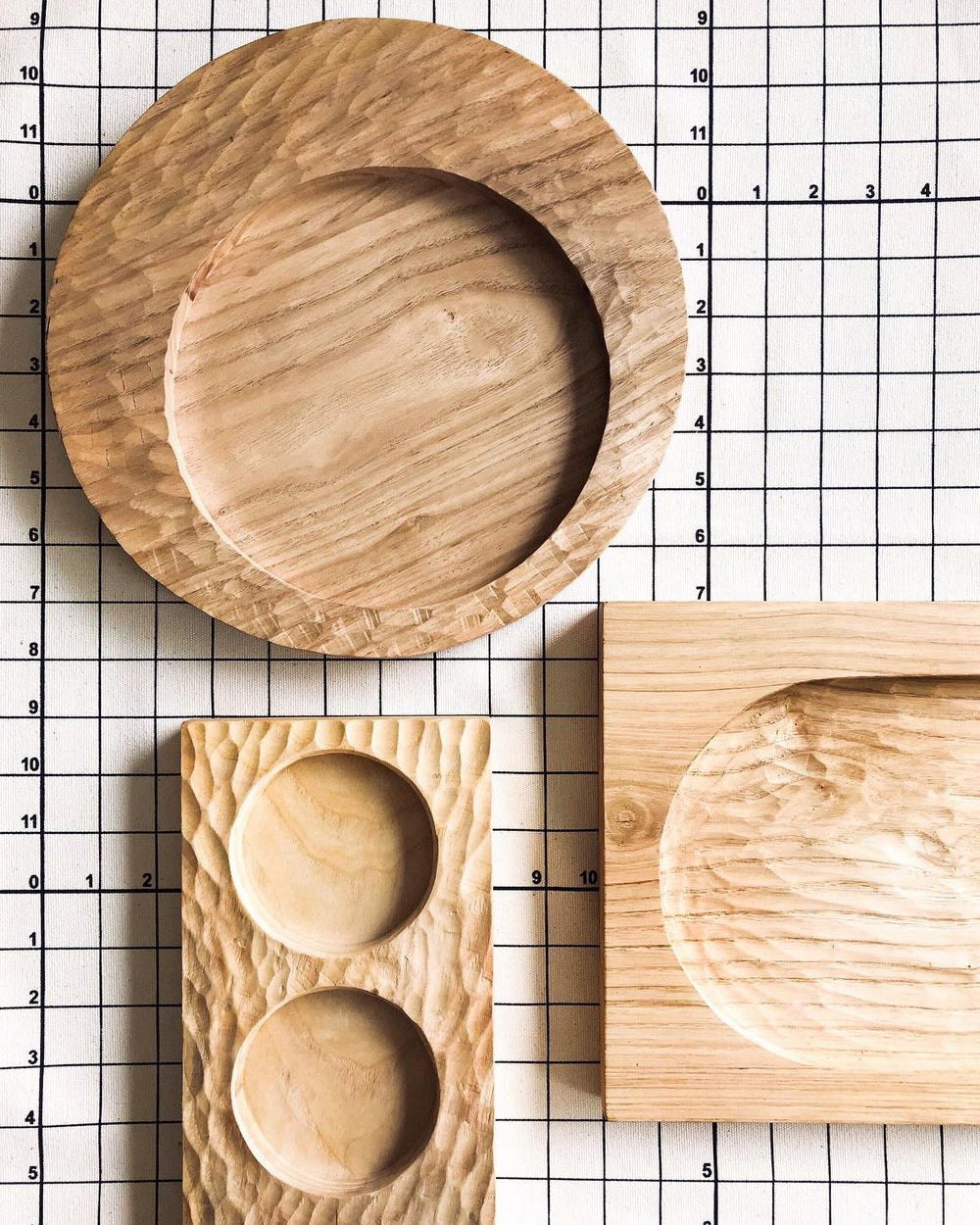 Casa Cubista Carved Wood Circular Tray - Natural